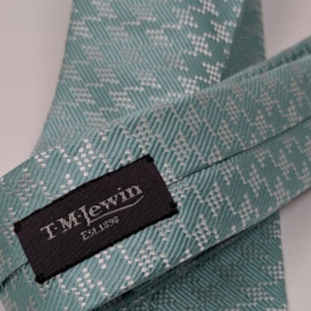 Gorgeous TM Lewin silk tie